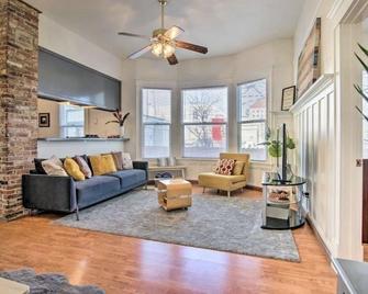 3 Bed Apt Home Right Across from the Hospital. - Marysville - Вітальня