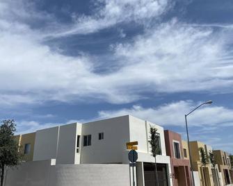 Route 40 -Spacious and modern House in Airport area - Monterrey - Gebäude