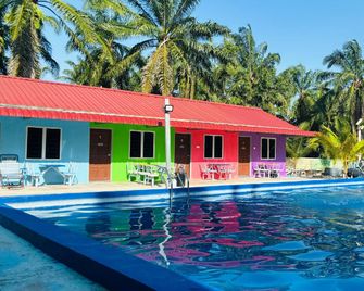 Capital O 91191 Chalet Cd Impiana - Kulim - Piscina