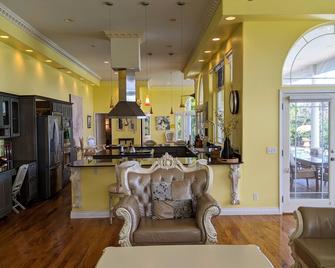Spectacular Views! Gorgeous Home In Hilo With Pool - Hilo - Restaurant