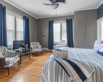 The Captain's Quarters - Dunkirk - Bedroom