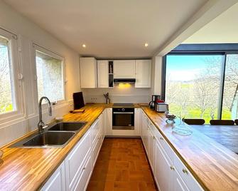 BEYTAN AL COUDER Stylish architect house with AC and private pool, village center, golf course and Dordogne river at easy walk - Siorac-en-Périgord - Cocina