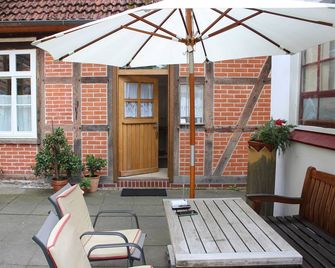 Apartment in the center, ground floor, family friendly, large garden. - Hermannsburg - Innenhof