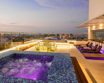 Wyndham Garden Barranquilla - Barranquilla - Piscina