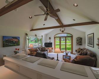 Basecamp to Tetons Fire Pit + Near Jackson WY - Alpine - Living room