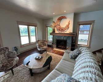 Charming new lake house with beautiful views. Pier for swimming and fishing. - Clintonville - Living room