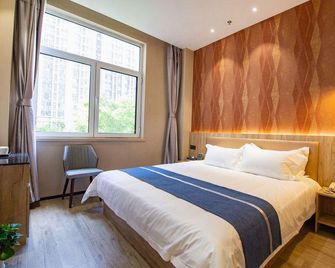 Nightingale Boutique Hotel - 칭다오 - 침실