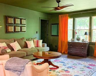 Family Friendly 3BR near River W/ Shared Hot Tub - Easley - Sala de estar