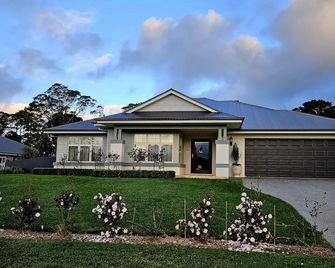 A great place to stay, relax or smell the Roses and enjoy the Southern Highlands - Mittagong - Building