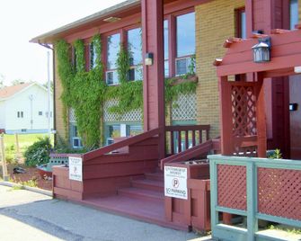 Auberge La Vieille École - Sainte-Anne-des-Monts - Gebäude