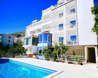 Hotel Bavaria Trogir - Seget Donji - Gebäude