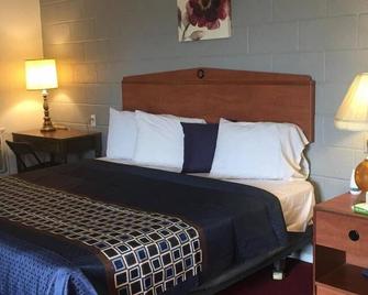 Affordability Meets Comfort at Knights Inn Fairview! Pet-friendly Property - Fairview - Bedroom