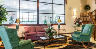 Clarion Inn & Suites Northwest - Indianapolis - Lobby