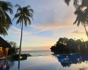 Bugnaw Si-E Beach Resort - Anda - Piscina