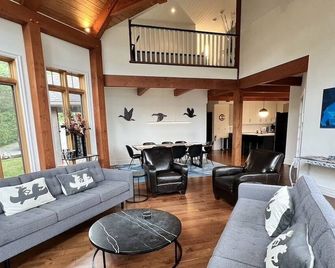 Luxury 4-Season Lakefront Cottage on Lake Muskoka! - Gravenhurst - Living room