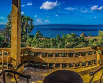 Anugerah Villas - Abang - Balcón