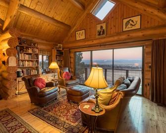 Good Bear Ranch House Retreat. Host a Family Reunion or a Refreshing Retreat - Baker City - Wohnzimmer
