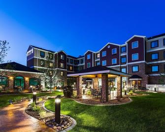 Equipped Suite with Conference Space | Free Daily Breakfast + Indoor Pool - Bismarck - Building