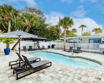 Nook Cottage Across street from beach and Heated Pool - Siesta Key - Pool