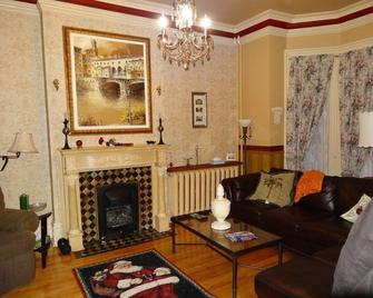 A Tanners Home Inn Bed and Breakfast - Saint John - Living room