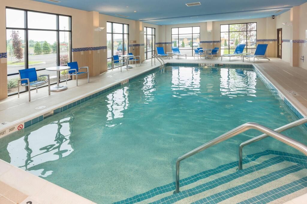 TownePlace Suites by Marriott Buffalo Airport - באפלו - בריכה