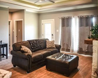 Spring Special! Get 15% Off for Stays 3 Nights or Longer Until April 30th! - Springtown - Living room
