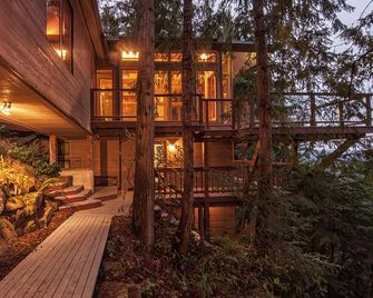 The Sanctuary Retreat: Peaceful Oasis in the Trees with Jacuzzi - Ganges - Building