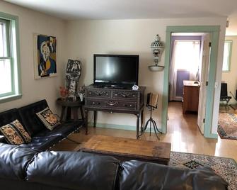 1 bedroom apartment beautiful location on pond in South Freeport - Freeport - Living room