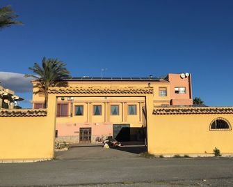Hostal Mesón Arboleas - Arboleas - Building