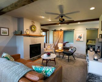 Beautiful 13 acre Property on the water with 2 Bdrm Cottage & seasonal AirStream - Wiscasset - Sala de estar