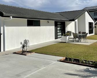 Modern private self contained 1 bedroom unit, lounge and outside private yard. - Elanora - Patio