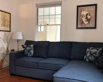 Remodeled, vintage home in quaint RI Village. Close to Providence and airport. - Warwick - Salon