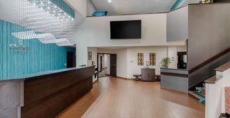 Clarion Inn And Suites Dfw North - Irving - Front desk