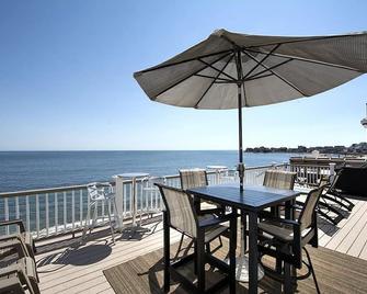 4 BR / 2 Bath beach house. Beachfront. Walking distance to Scituate Harbor! - Scituate - Balcony