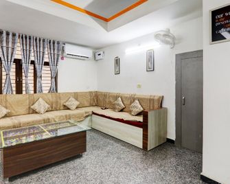 Hotel O Cp Residency - Pratāpgarh - Living room
