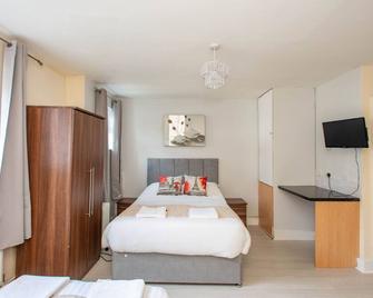 Newly Refurbished Studio, 20mins to London Bridge - Orpington - Bedroom