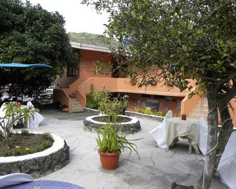 Hosteria Llanovientos - Baños de Agua Santa - Patio