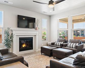 Casa At Ladera Resort 5 Bedroom Home by RedAwning - Washington - Living room