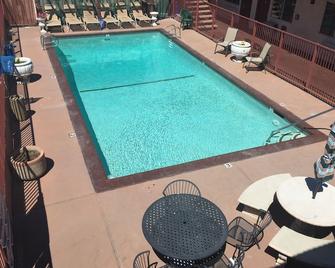 Days Inn by Wyndham Victorville - Victorville - Pool