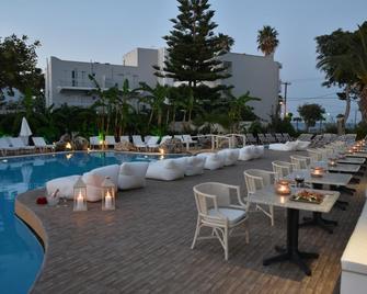 棕櫚海灘酒店- 僅限成人 - 科斯鎮 - 游泳池