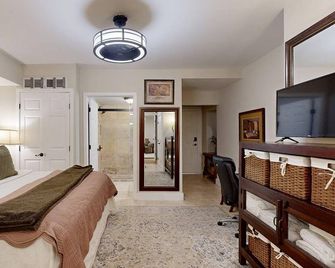 Charming English Cottage - Sandy Springs - Bedroom