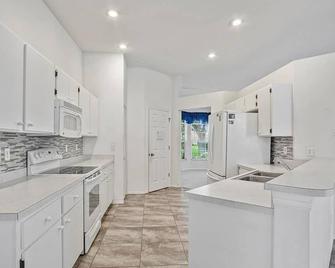 3 bedroom 2 bath Ranch with pool - Plant City - Kitchen