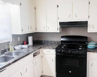 Comfortable Tuscaloosa Retreat - Tuscaloosa - Kitchen
