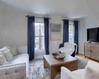 Two Bedroom Apt. with laundry - Middletown - Living room