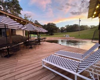 Luxury lake escape- golf cart,private beach area,boathouse,fishing lights,kayaks - Jonesboro - Patio