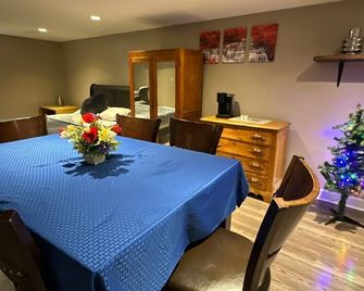 Cozy 2 Beds Basement Suite - Windsor - Dining room