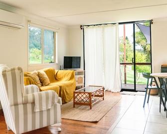 Byron Hinterland / Mountain Rainforest / Permaculture Farm - Pet Friendly - Mullumbimby - Living room