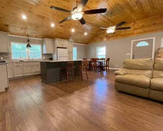 Cozy home just minutes from Golf, UAB, Wedding Venues - Bessemer - Kitchen