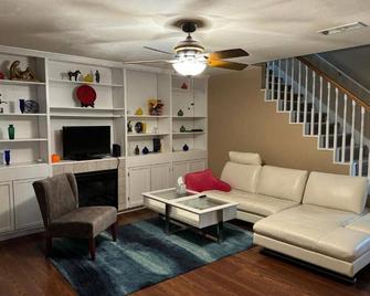 A stylish and Comfy Place to Stay - Gainesville - Oturma odası