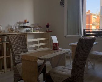 2 Bedroom Bed & breakfast in Modena - Modena - Essbereich